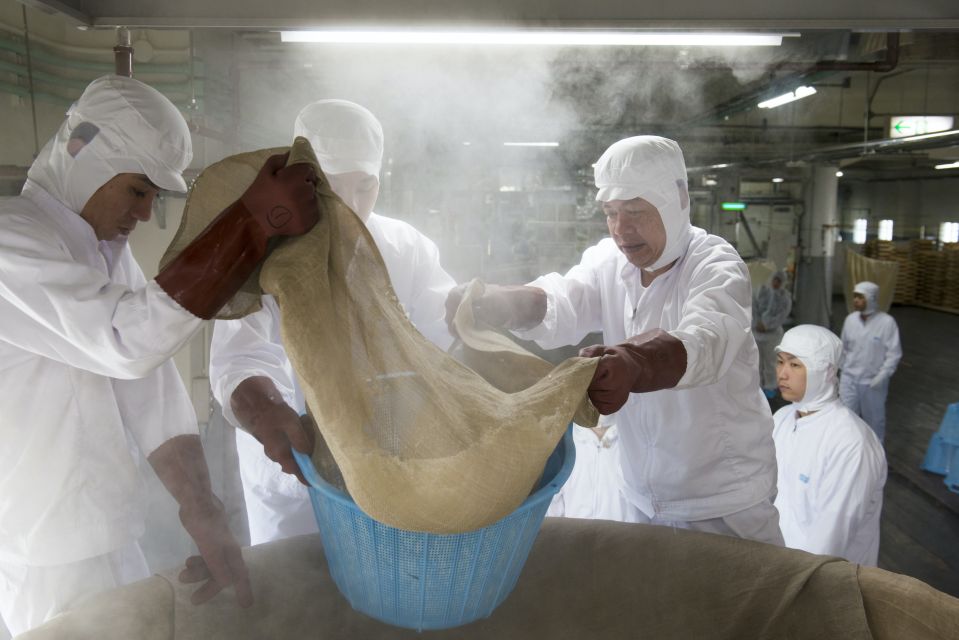 Kobe: Nada Sake Brewery District Private Walking Tour - Immersion in Japans Sake Export History