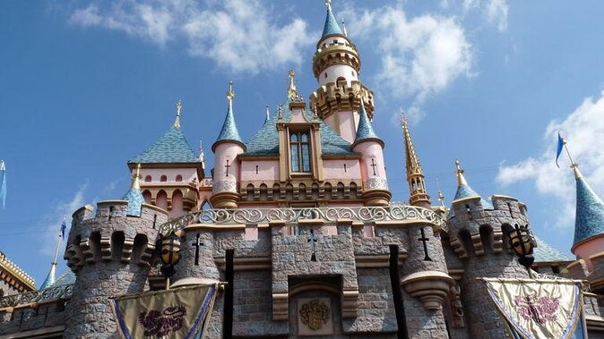 Disneyland or Disneysea 1-Day Admission Ticket With Private Transport From Tokyo