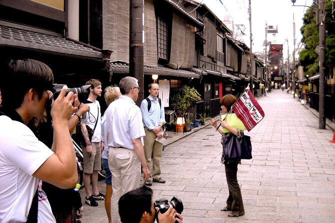 Gion Walking Tour by Night - A Fascinating Journey Through Gions Twilight Charm