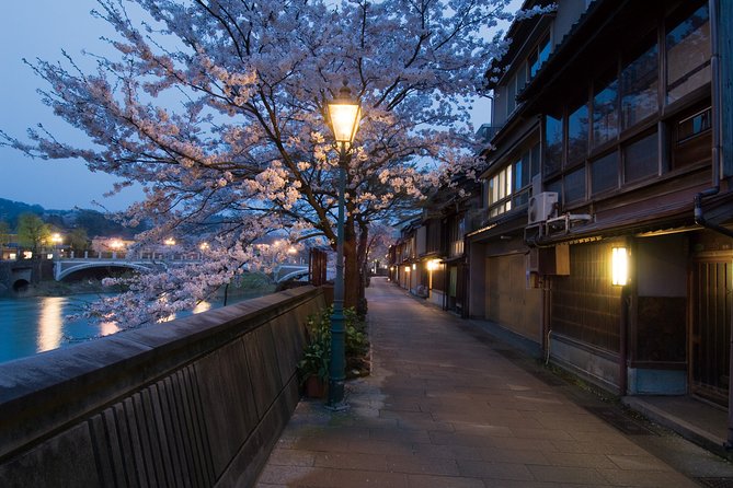 Kanazawa Night Tour With Local Meal and Drinks - Kanazawas Gastronomic Delights