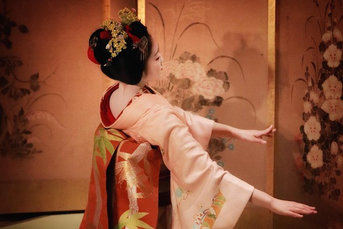 Small-Group Dinner Experience in Kyoto With Maiko and Geisha - Delighting in Traditional Japanese Cuisine