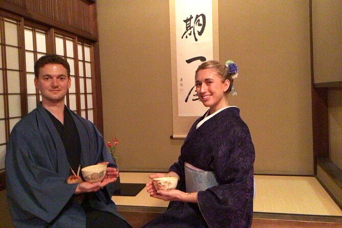 traditional-tea-ceremony-wearing-a-kimono-in-kyoto-maikoya6