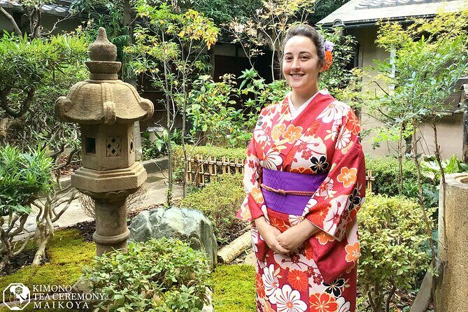 traditional-tea-ceremony-wearing-a-kimono-in-kyoto-maikoya9